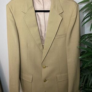 Tan Sport Coat with Notched Lapels and Tailored Silhouette